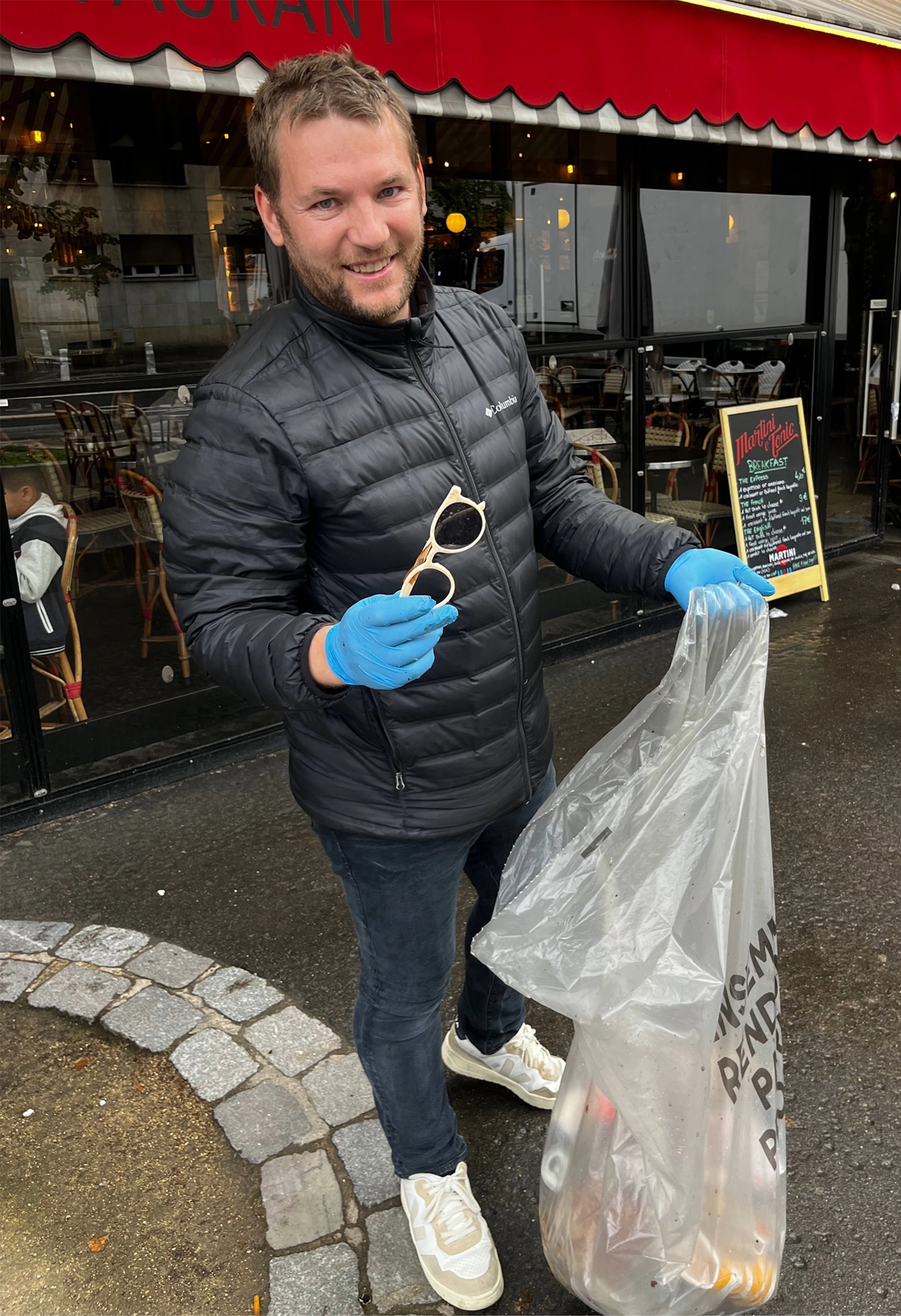 CEO de CircularPlace ramassant des déchets lors du World Cleanup Day à Paris