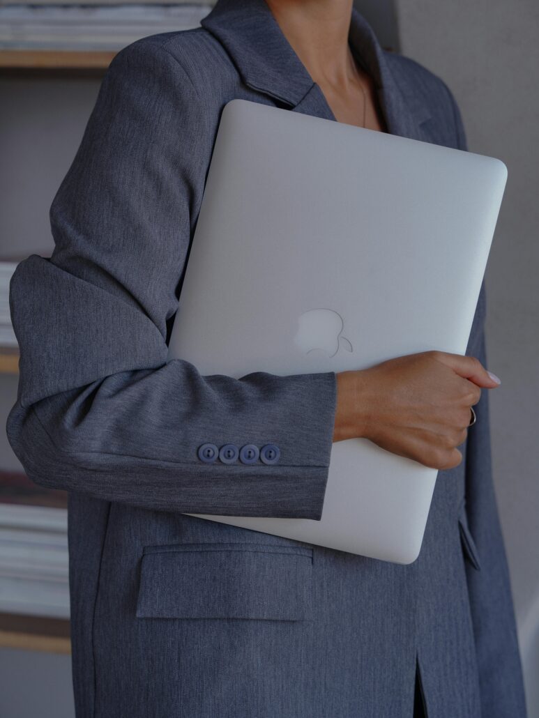Personne avec un ordinateur portable