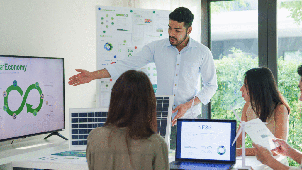Hotelmanagement-Team in einer Arbeitsbesprechung an einem Whiteboard, das einen Nachhaltigkeits-Aktionsplan und Green Globe Ziele zeigt.