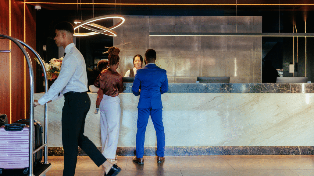 Lobby eines Luxushotels mit umweltfreundlicher Dekoration, wiederverwendeten Möbeln und natürlichem Licht, den nachhaltigen Luxus repräsentierend, den das Green Globe Label anstrebt.