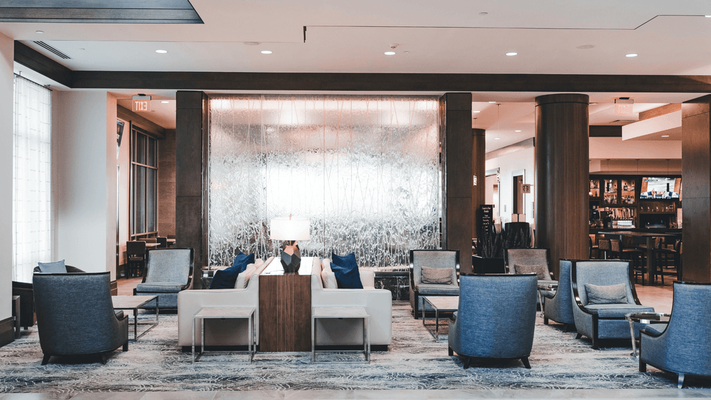 mobilier hôtelier déposé pendant un chantier Stock : « stacked chairs furniture hotel lobby